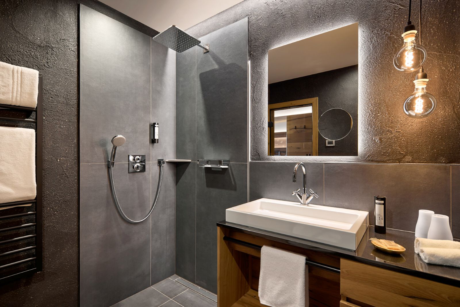 Hotel La Majun, La Villa - modern bathroom with shower and sink